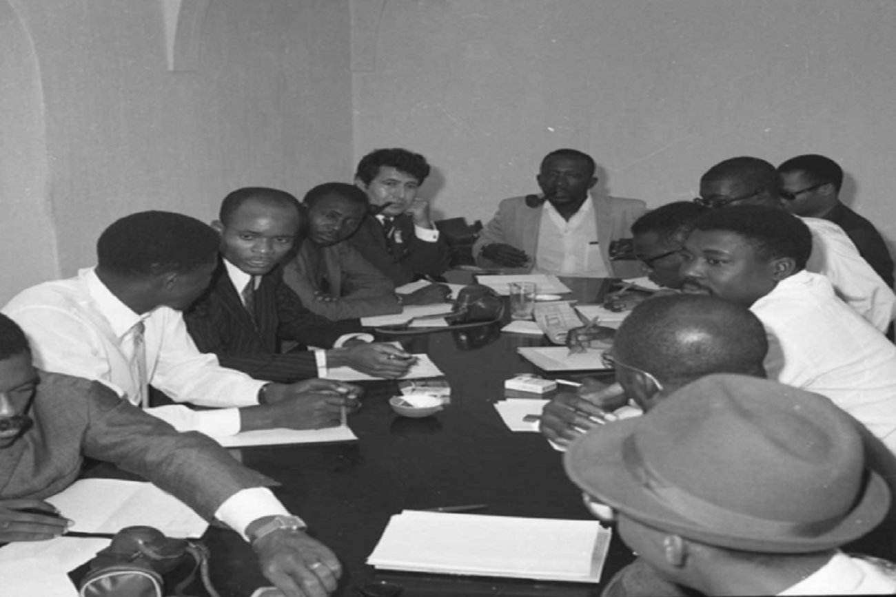 1970 - Tahar Cheriaa et Sembène Ousmane président une réunion préparatoire à la création de la Fédération panafricaine des cinéastes FEPACI.