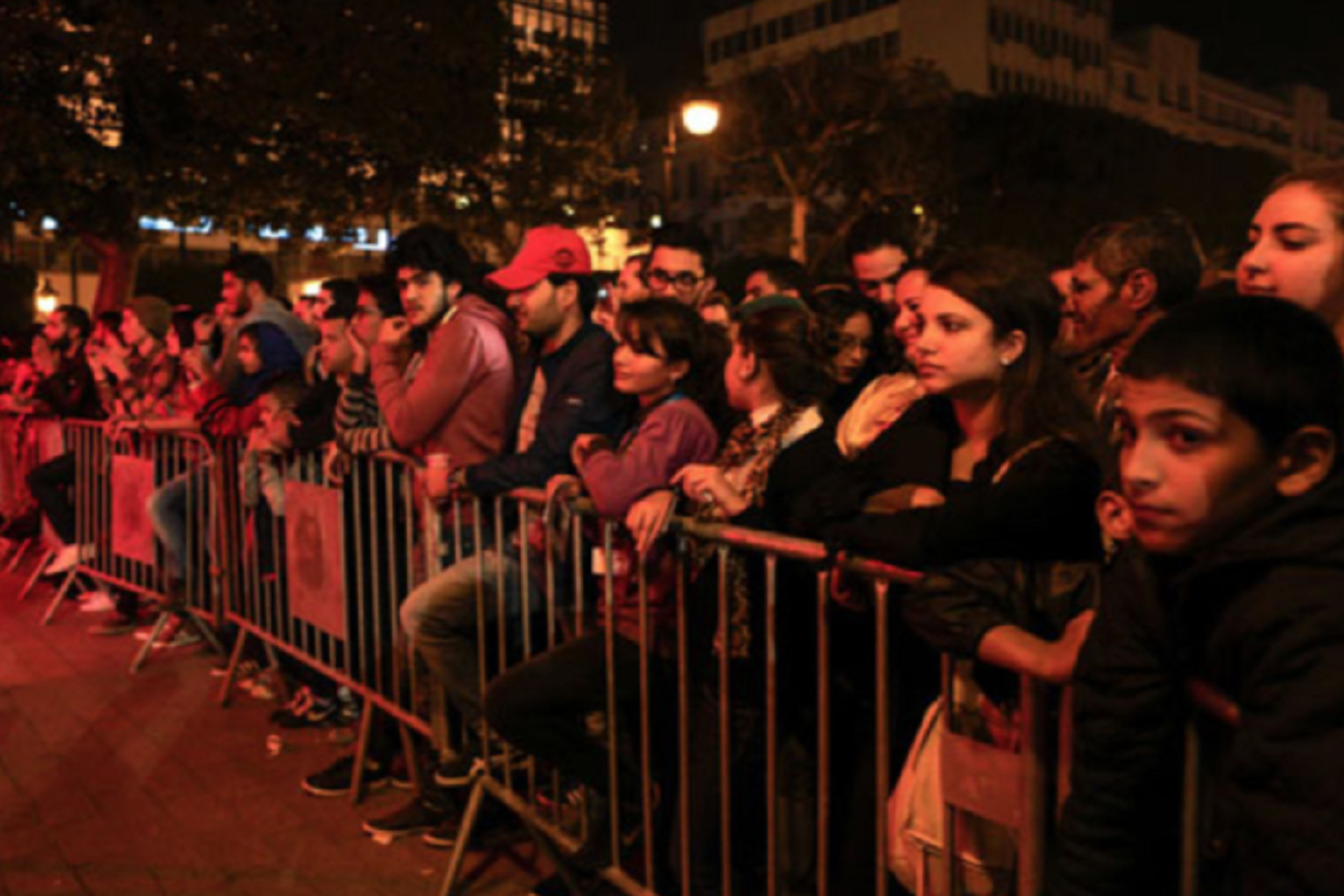 JCC 2010 - Le public attend les invités des JCC, qui vont défiler sur le 'Tapis Rouge', une nouveauté promotionnelle.