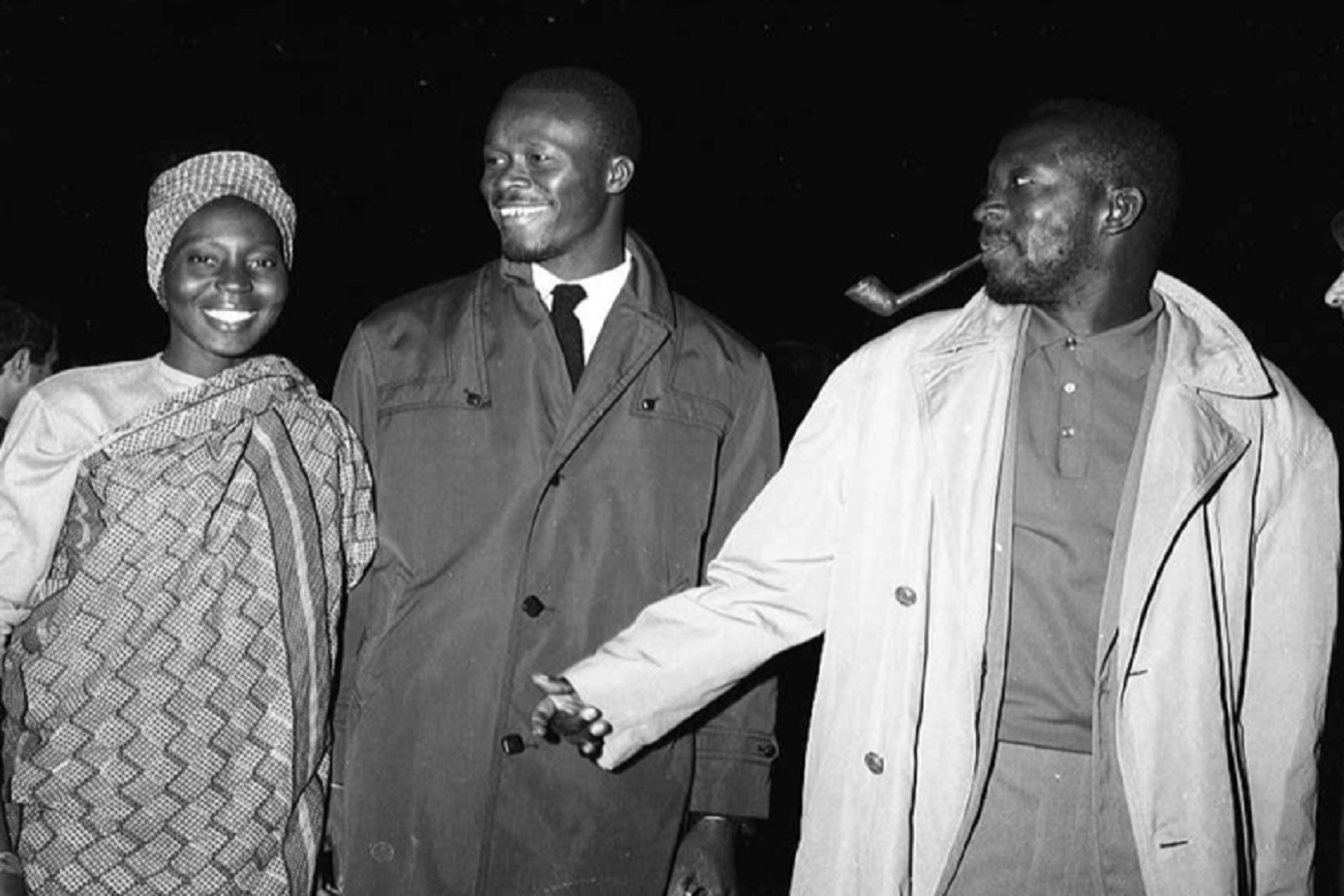 1ère session , JCC 1966. Arrivée à Tunis de Sembène Ousmane avec les acteurs de son film la Noire de ...Thérèse Mbissine Diop et Nar Sen